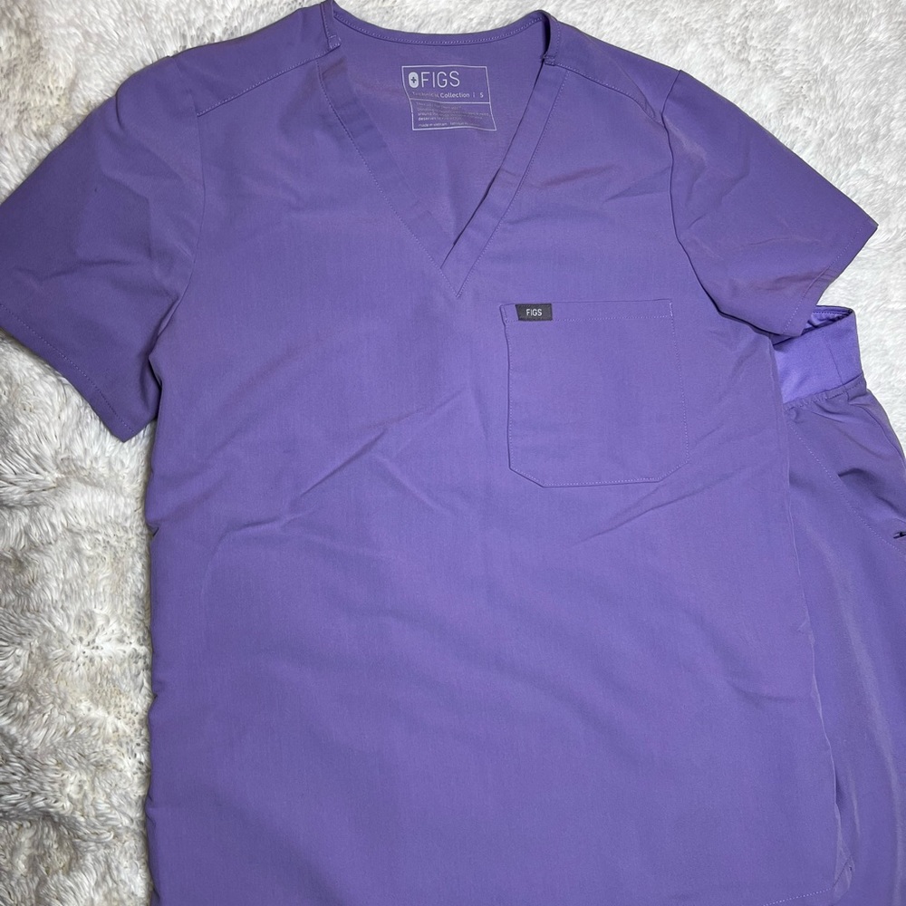FIGS scrub top and pant set in lavender